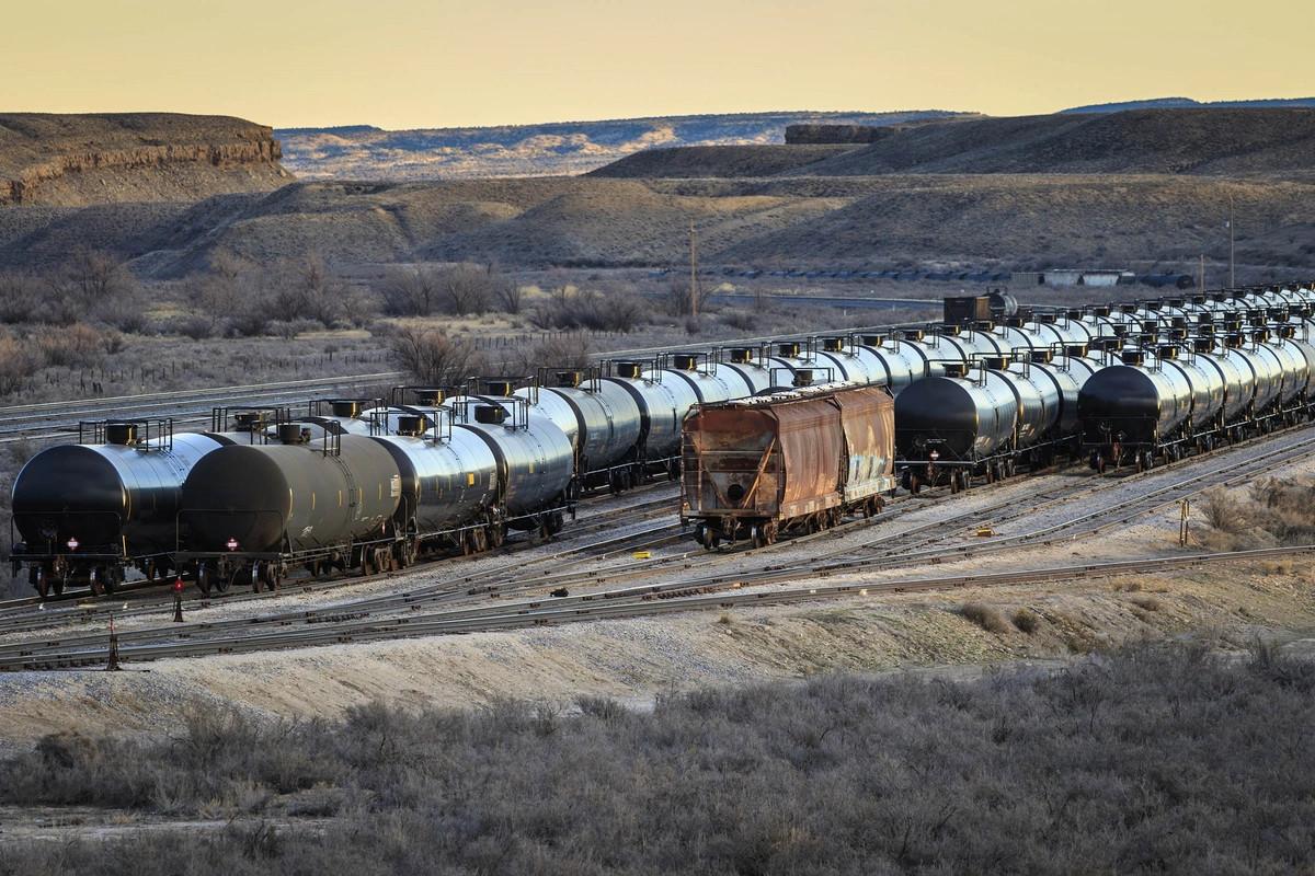 Azerbaijan Ships First Batch of Petroleum Products to Armenia