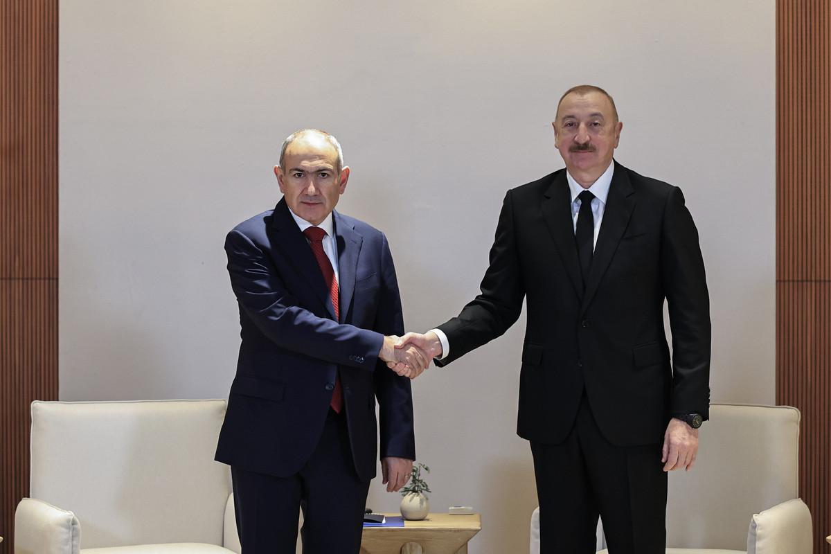 Pashinyan, Aliyev Meet in Abu Dhabi for Peace Award Ceremony