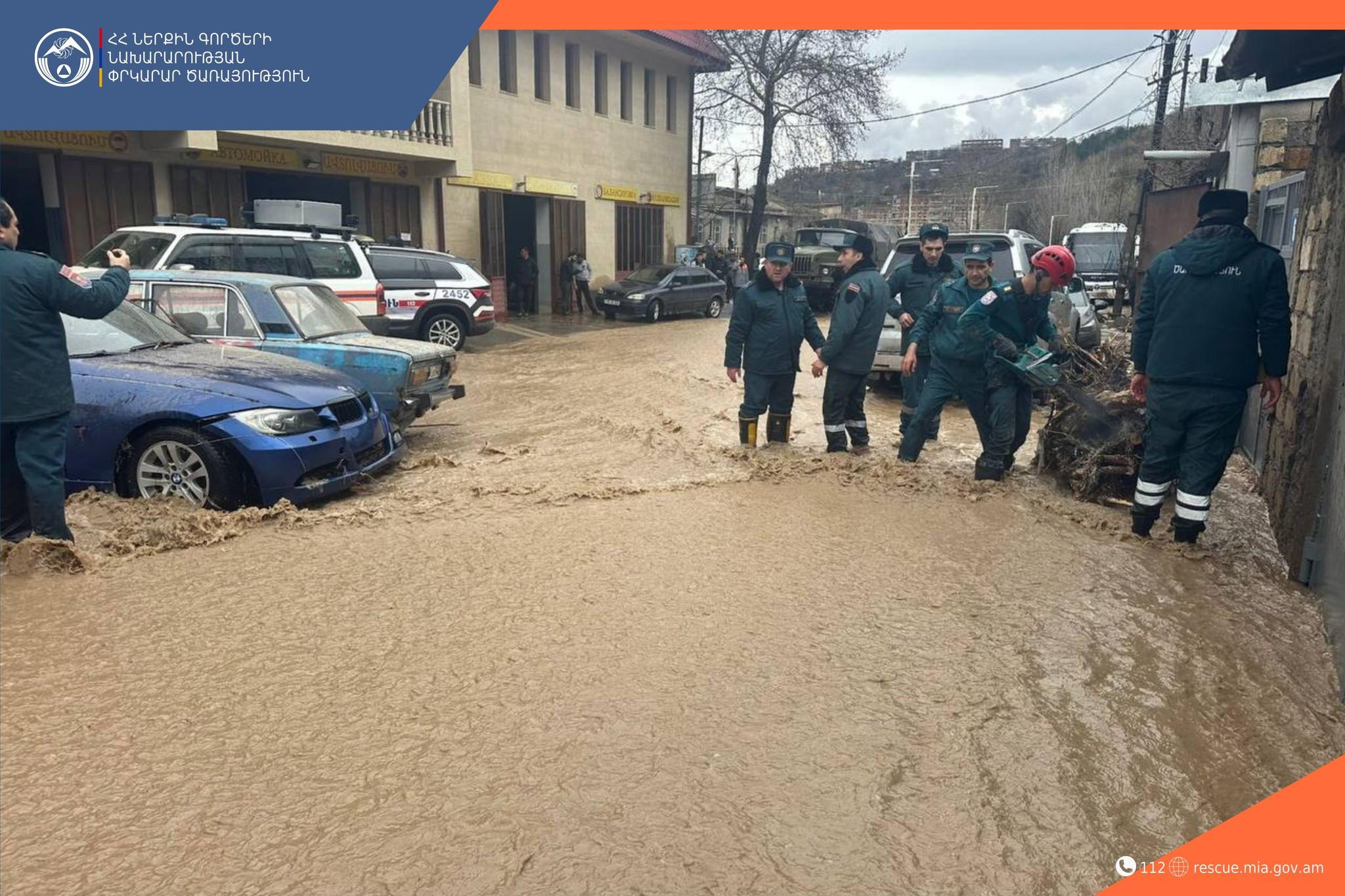 Կապանում սելավատարից դուրս եկած ջուրը լցվել է փողոց և Ողջի գետ․ ՆԳՆ Փրկարար ծառայություն