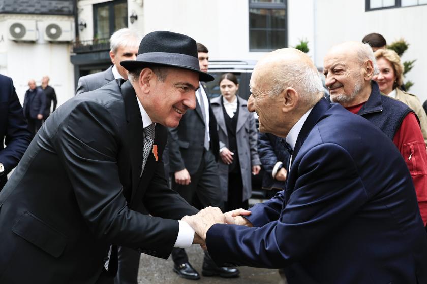 Pashinyan Attends Unveiling of Plaque Honoring Conductor Hovhannes Chekijian