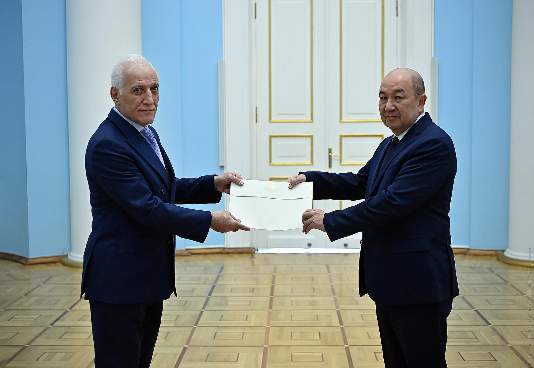 Նախագահ Վահագն Խաչատուրյանին իր հավատարմագրերն է հանձնել Հայաստանում Ղրղզստանի դեսպան Կուբանիչբեկ Բոկոնտաևը