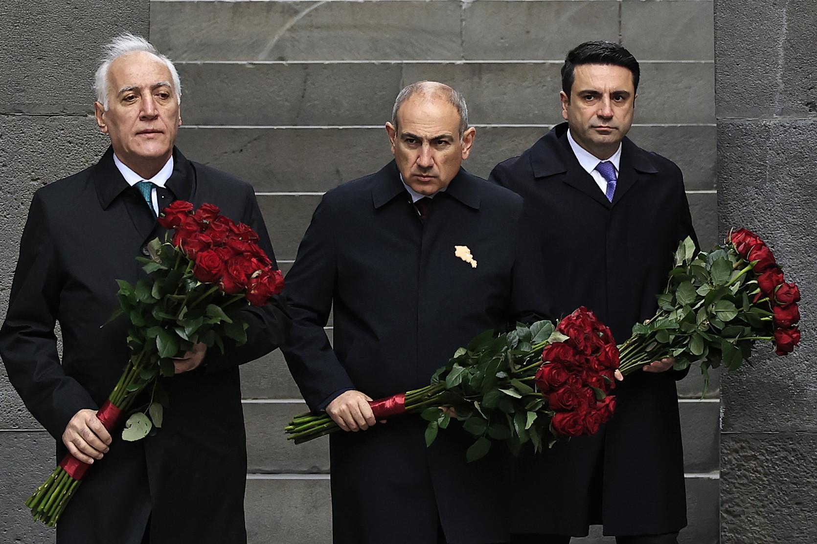 Փաշինյանը Ծիծեռնակաբերդում հարգանքի տուրք է մատուցել Հայոց ցեղասպանության զոհերի հիշատակին