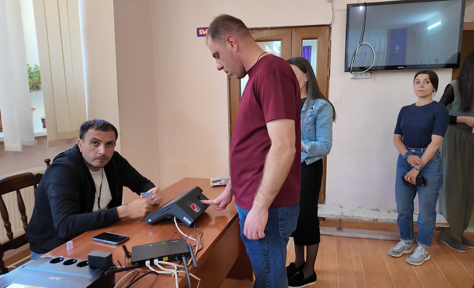 Գյումրու 31/52 ընտրատեղամասում հերթ է գոյացել. նույնականացմա