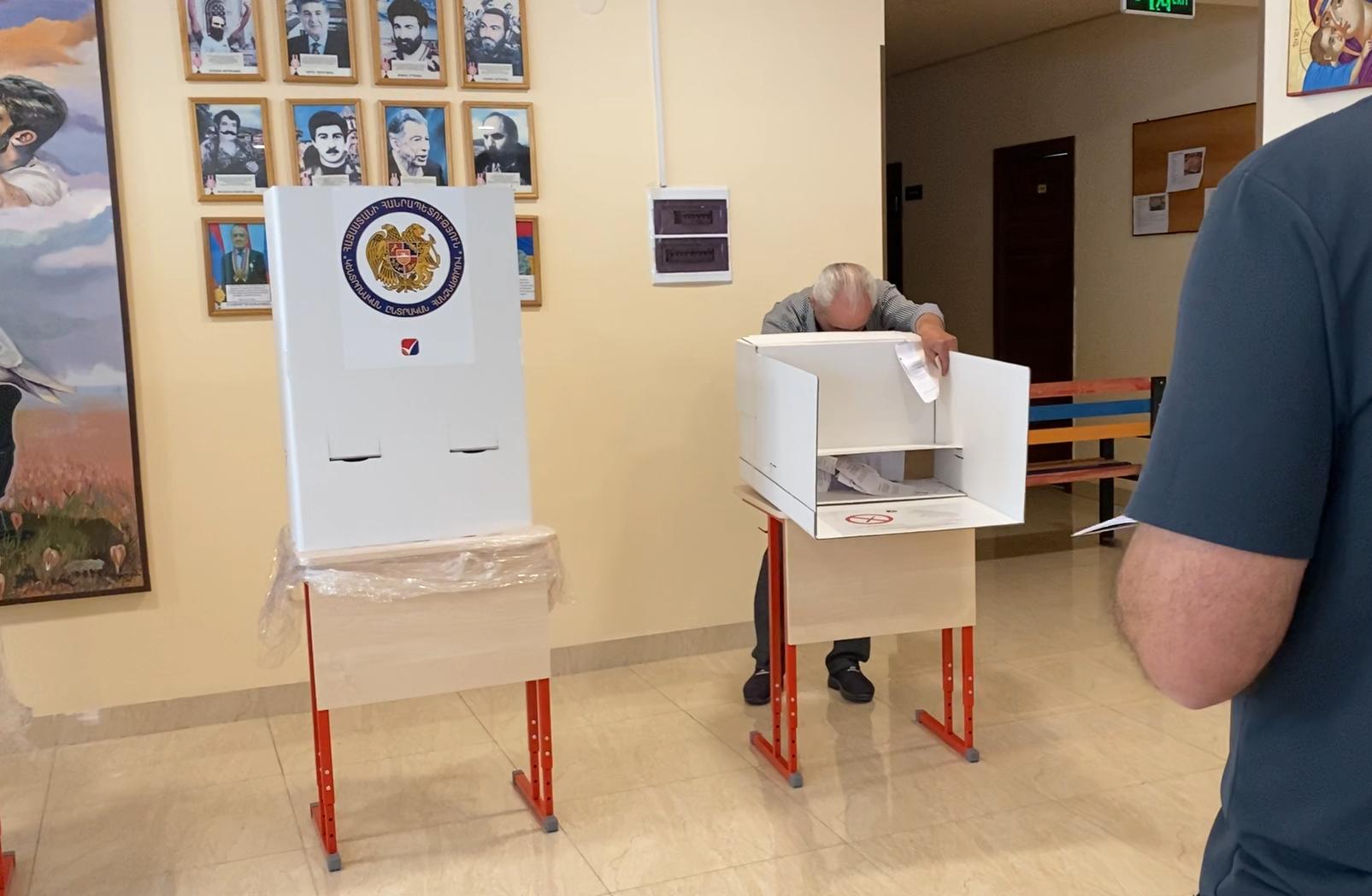 Քաղաքացին ծրարը թողել էր ընտրախցիկում, գտնելու համար այն շու