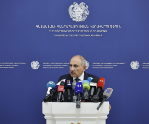Նիկոլ Փաշինյանը պատասխանում է լրագրողների հարցերին