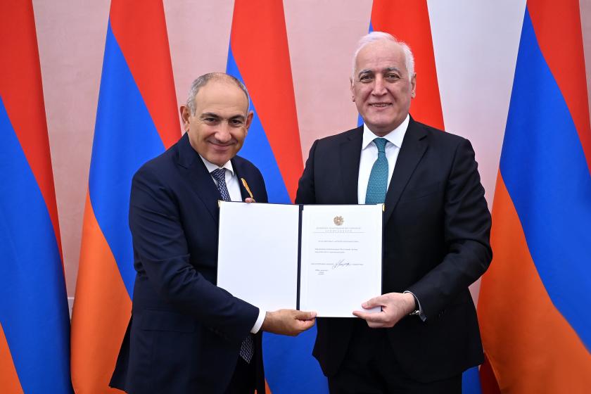 Ваагн Хачатурян подписал указ о назначении Никола Пашиняна премьер-министром Республики Армения