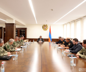 Սուրեն Պապիկյանը ՊՆ վարչական համալիրում խորհրդակցություն է անցկացրել
