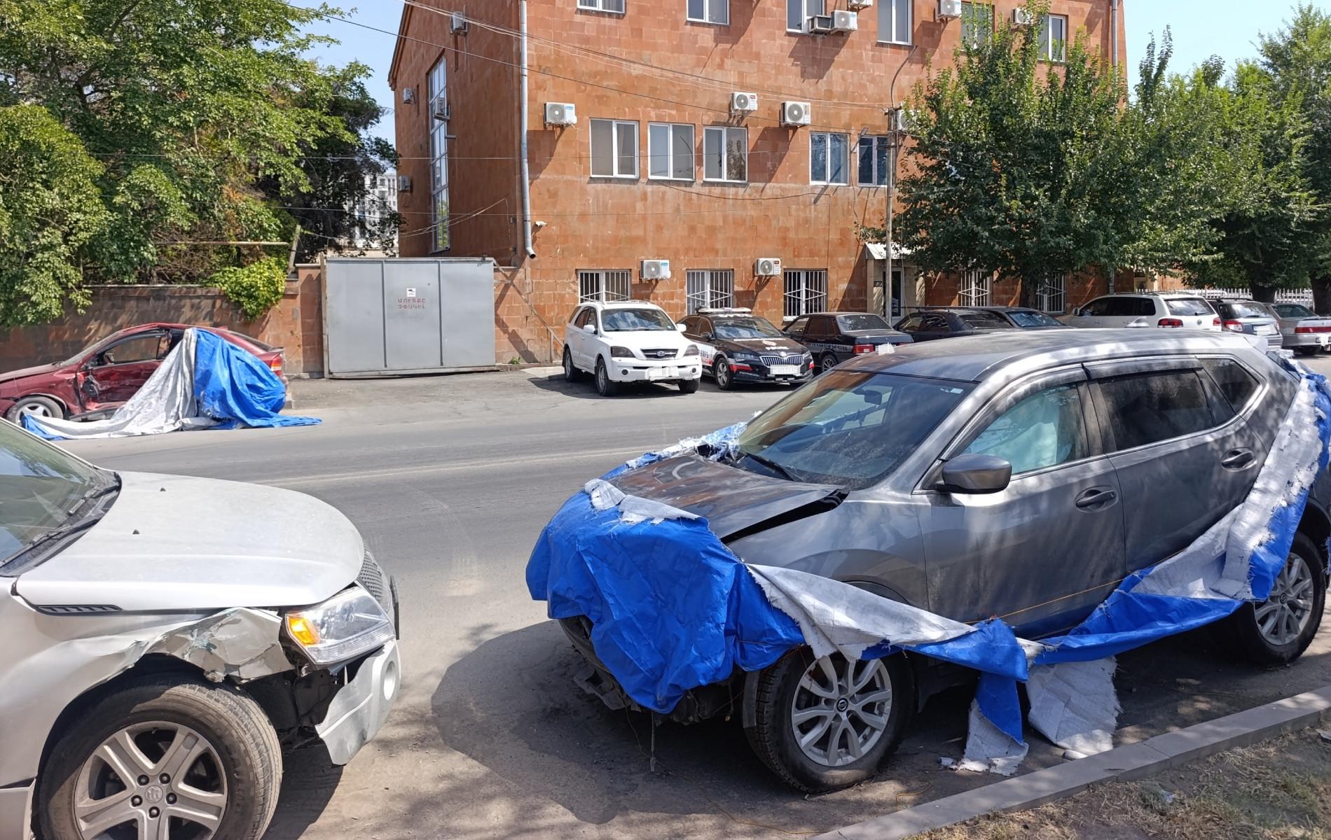 3 տարի «ընթացքի մեջ». Վաղարշապատում վթարված մեքենաները շարունակում են կայանել փողոցում
