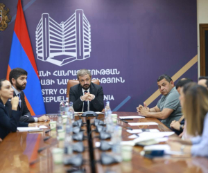 Գևորգ Պապոյանը հանդիպել է վարդի արտադրությամբ զբաղվող տնտեսվարողների հետ