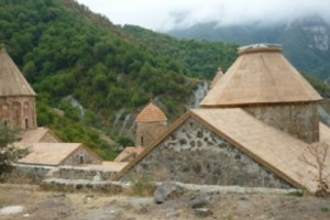 «Ո՞վ է արյունով ազատագրած հողերը խոսքով ետ տալիս»,- ասում են քարվաճառցիներն ու շահումյանցիները