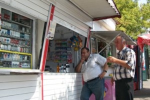 Kiosk Operators Resist Municipality Removal Raid