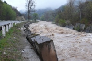 Բեռնատարը շրջվել է Աղստև գետը. 2 տուժած