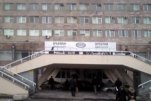 «Էրեբունի» բժշկական կենտրոն էին տեղափոխել, բայց ժամեր անց հիվանդին հայտնաբերել 
են փողոցում ընկած