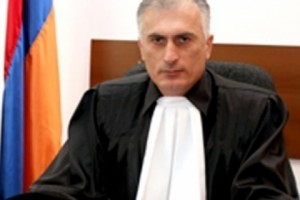 Դատավոր Հովակիմյանը սրբագրումներ է կատարում