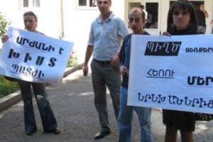 Потерпевших привозят в суд сотрудники безопасности компании &quot;Метал Принс&quot;