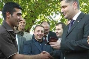 Հիմա էլ ուսանողները. վարչապետը Սյունիքում ՀՀԿ անդամատոմսեր է հանձնում