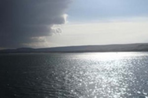Սեւանում հայտնաբերվել է տղամարդու դի. գոտկատեղից ներքեւ թելով կապված է 
10-12 կգ քար