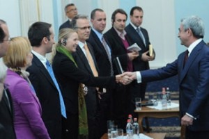 Նախագահն ընդունել է եվրոպական և ամերիկյան բարձրաստիճան պաշտոնյաների 
պատվիրակությանը
