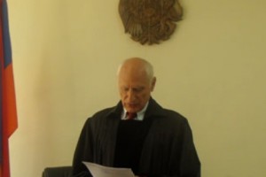 «Դուք էլ չգիտեիք, ես էլ չգիտեի, բա էս խեղճ ու կրակ «Ինքնիշխանությունը» որտեղի՞ց 
իմանա»,- հարցնում է դատավոր Ափինյանը