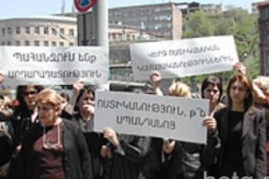 Ցույց` ոստիկանության շենքի մոտ