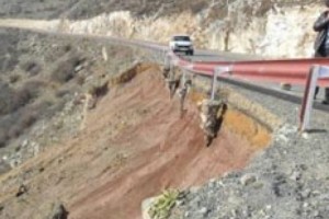 Обвалилась часть подпорной стены дороги Татев-Капан