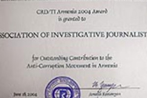 The Association of Investigative Journalists receives an award for fighting corruption