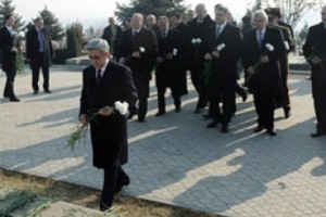 Նախագահ Սարգսյանը` Եռաբլուր պանթեոնում
