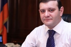 «Հայացք». Տարոն Մարգարյանը «մաքրում է» Աբովյան փողոցը
