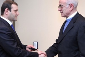 Շնորհակալագրեր և ոսկե մեդալ՝ «Սրտաբանություն» գիտահետազոտական 
ինստիտուտի 50-ամյակի առթիվ