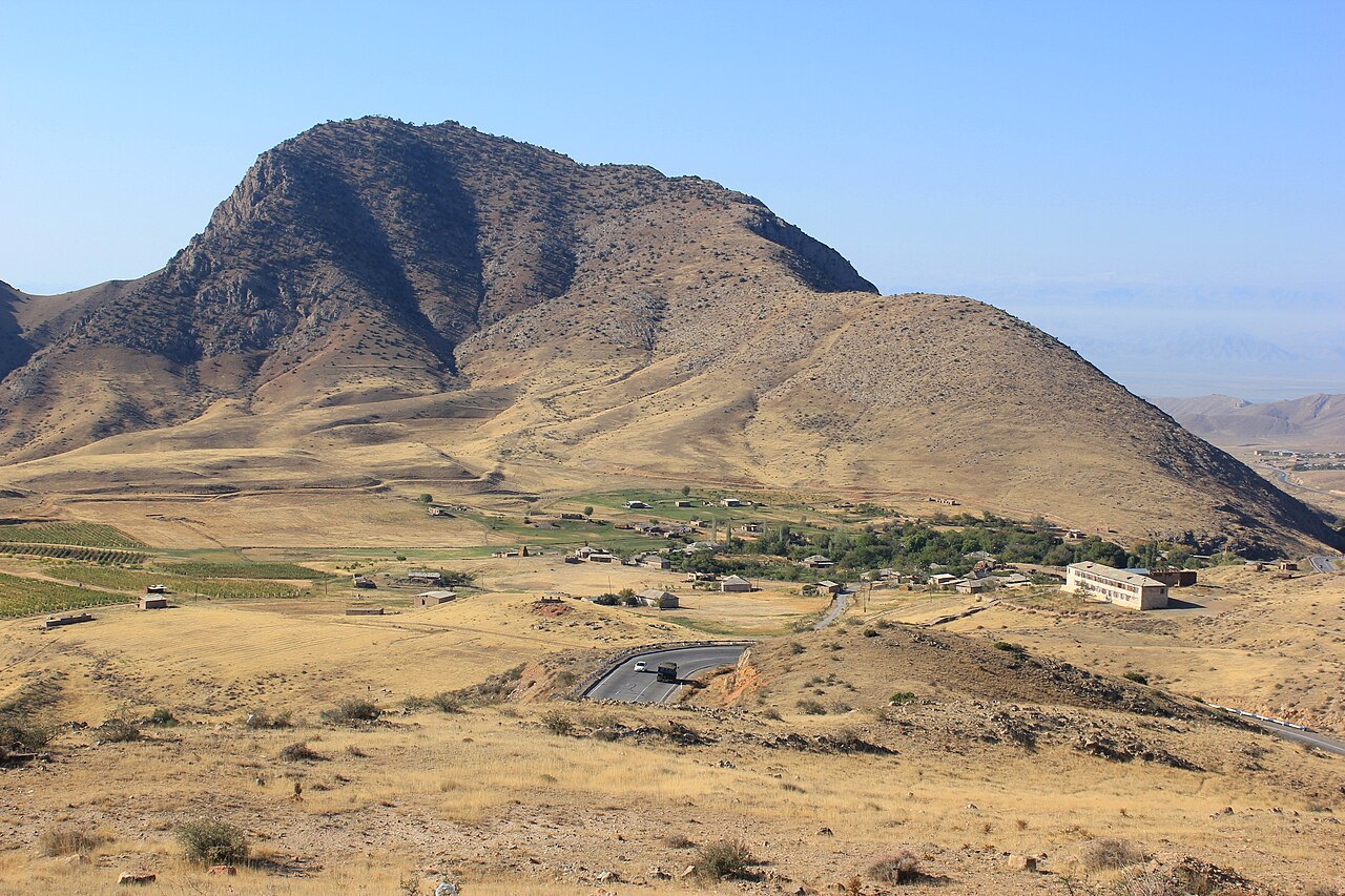 Karki_(Tigranashen).jpg (357 KB)